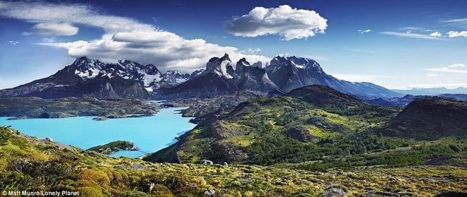 Vẻ đẹp cuốn hút của vườn quốc gia Torres del Paine, nằm ở Patagonia, Chile với hồ, núi và sông băng.